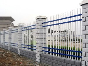 圍墻柵欄、圍墻護(hù)欄、圍墻欄桿三者的區(qū)別與關(guān)系