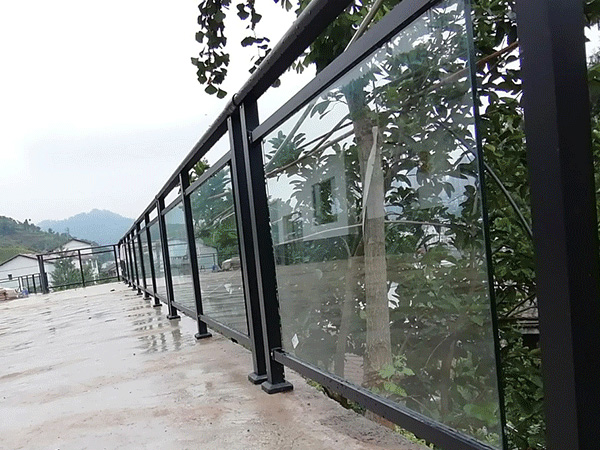 建筑工程專用陽臺護(hù)欄是什么樣的,你知道嗎? 建筑工程專用陽臺護(hù)欄是什么樣的,你知道嗎?