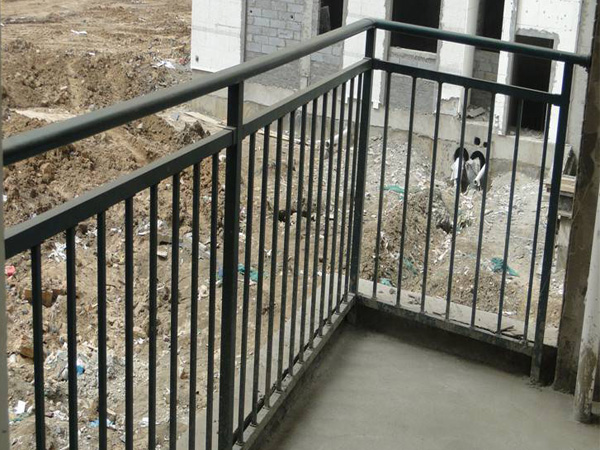 陽臺(tái)護(hù)欄什么顏色好看? 陽臺(tái)護(hù)欄什么顏色好看?