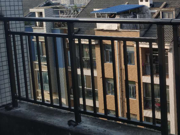 什么材料做的陽臺護欄工程上最常用？