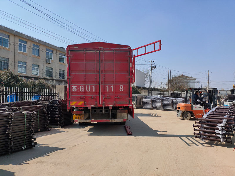 金用護(hù)欄2022年2月25日陽臺玻璃欄桿裝車發(fā)貨！