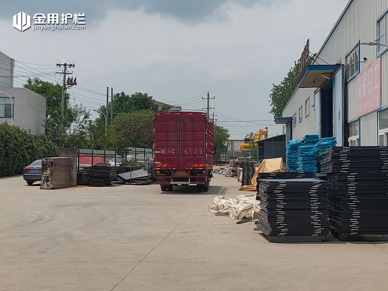 金用護欄2022年6月23日鋅鋼百葉窗裝車發貨！