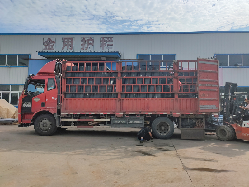 金用護欄2022年7月9日鋅鋼百葉窗裝車發貨！