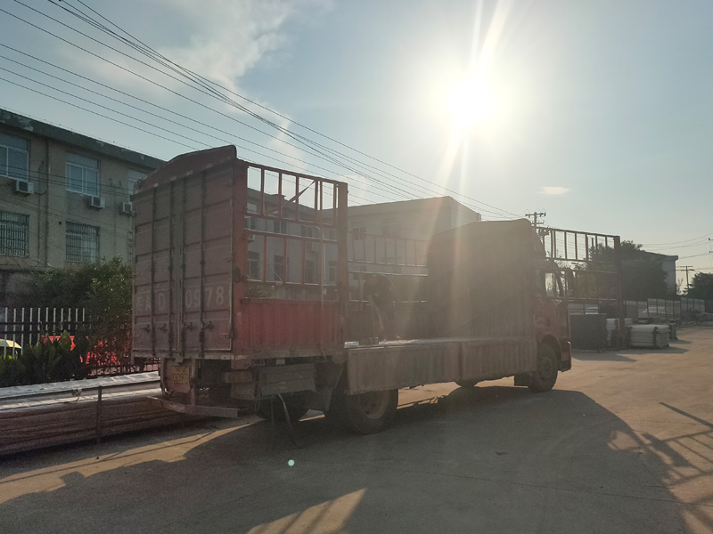 金用護欄2022年7月11日鋅鋼百葉窗裝車發貨! 金用護欄2022年7月11日鋅鋼百葉窗裝車發貨!