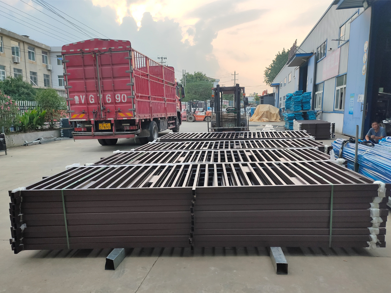 金用護欄2022年7月20日鋅鋼圍墻護欄裝車發貨! 金用護欄2022年7月20日鋅鋼圍墻護欄裝車發貨!