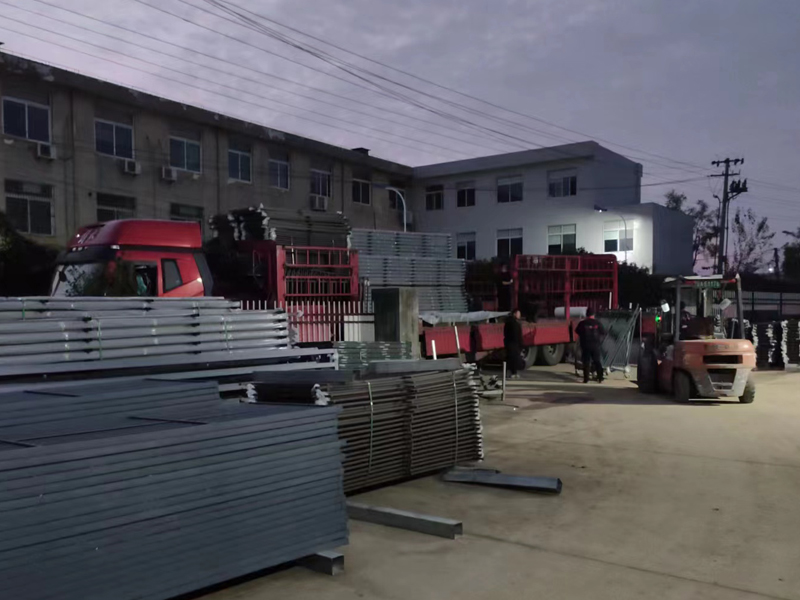 金用護欄2022年12月5日鋅鋼陽臺護欄裝車發貨！