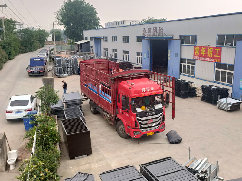 金用護欄2023年5月12日鋅鋼飄窗護欄裝車發貨! 金用護欄2023年5月12日鋅鋼飄窗護欄裝車發貨!