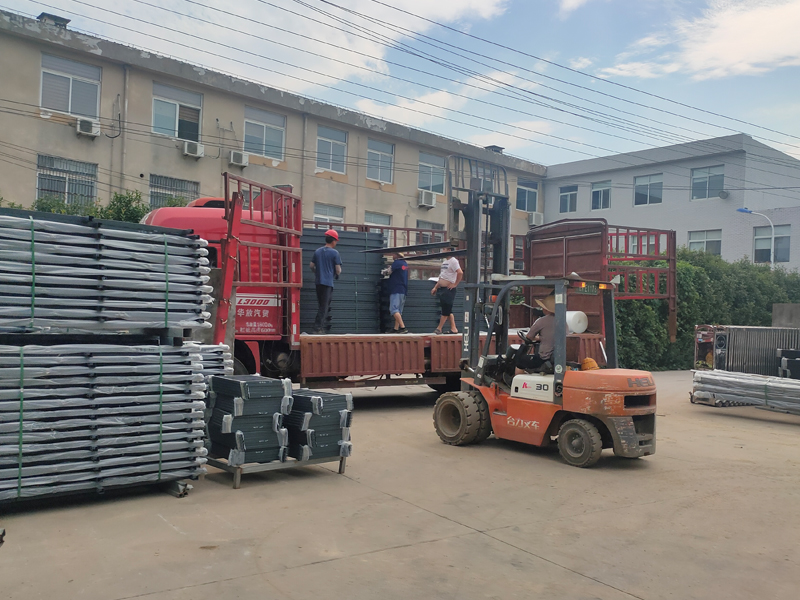 2023年7月12日鋅鋼護窗欄桿裝車發(fā)貨! 2023年7月12日鋅鋼護窗欄桿裝車發(fā)貨!