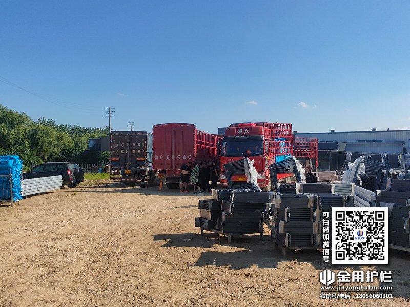 2023年8月10日鋅鋼欄桿百葉裝車發貨！