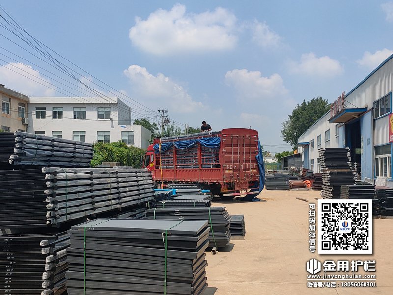 2023年8月15日鋅鋼玻璃欄桿裝車發(fā)貨！