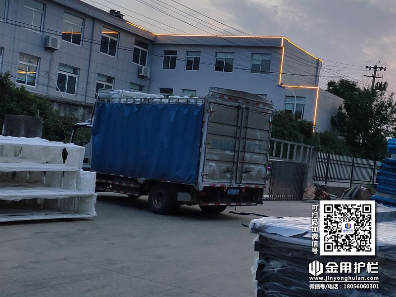 2024年5月20日鋅鋼飄窗欄桿裝車發貨！