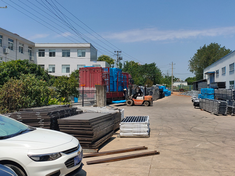 2024年8月6日鋅鋼陽臺(tái)護(hù)欄裝車發(fā)貨！