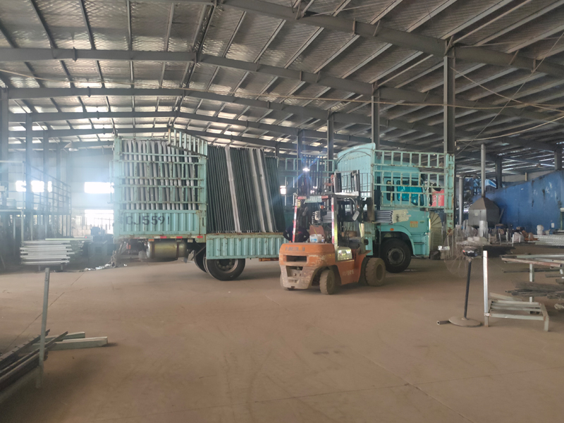 2024年9月3日鋁合金百葉窗裝車(chē)發(fā)貨！