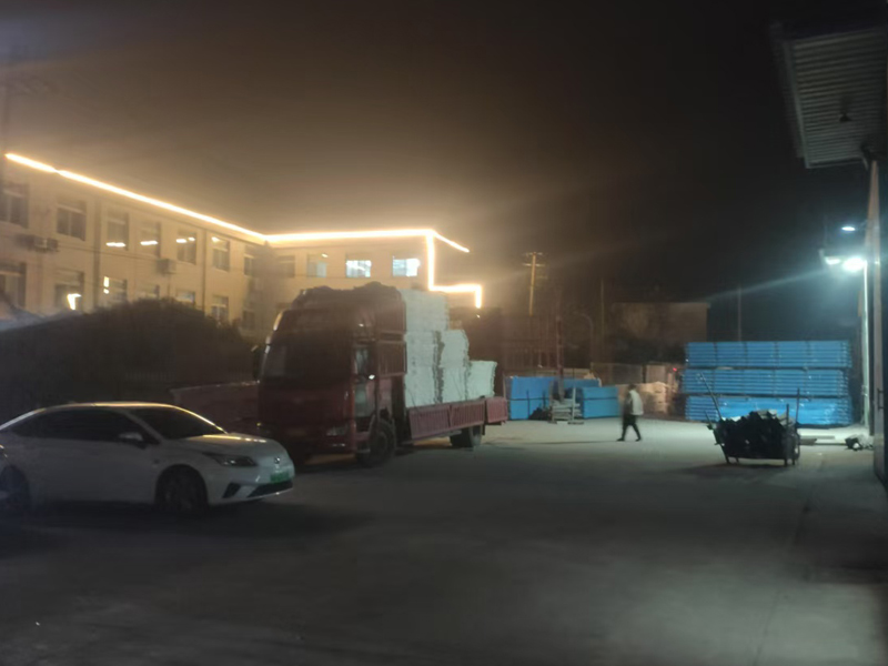 2025年1月6日鋅鋼護窗欄桿裝車發貨! 2025年1月6日鋅鋼護窗欄桿裝車發貨!